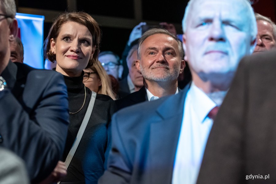 W wieczorze wyborczym w sztabie Aleksandry Dulkiewicz uczestniczyli m.in.: prezydent Gdyni Wojciech Szczurek i wiceprezydent Gdyni Katarzyna Gruszecka-Spychała // fot. Dawid Linkowski 