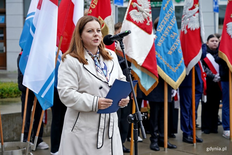 Prezydent Gdyni Aleksandra Kosiorek przemawiająca podczas uroczystości upamiętniających 86. rocznicę pierwszych wysiedleń gdynian 