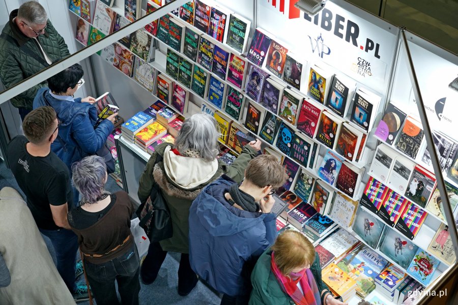 Uczestnicy Targ&oacute;w Książki w Gdyni odwiedzający stoiska wydawc&oacute;w 