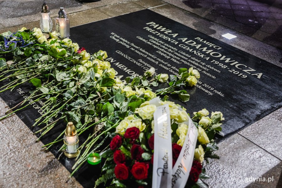Tablica upamiętniająca miejsce zamachu na prezydenta Gdańska Pawła Adamowicza sprzed siedmiu lat (fot. Karol Stańczak)