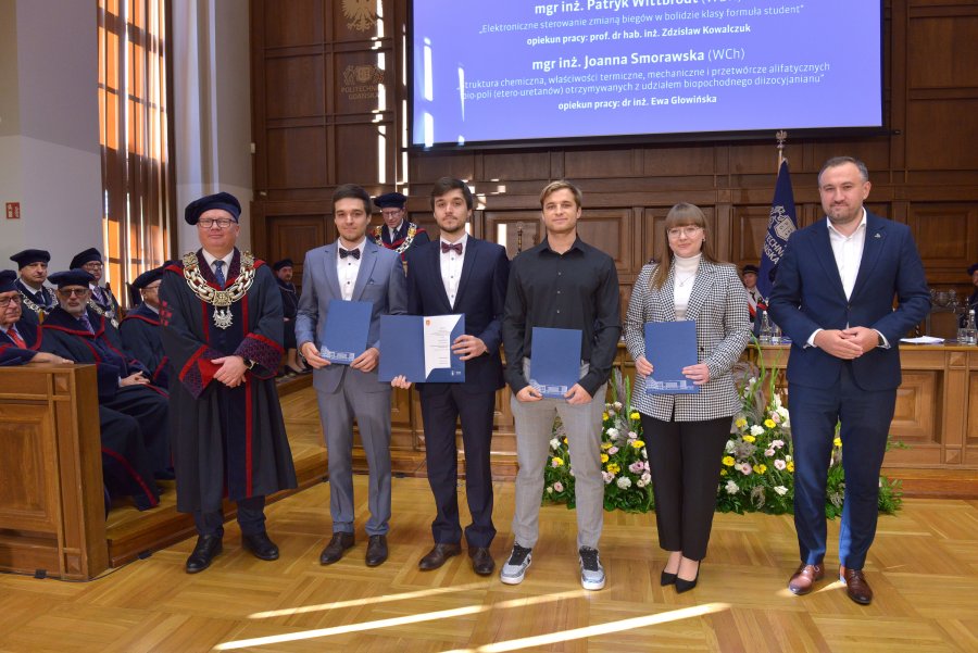 na zdjęciu elegancko ubrani ludzie