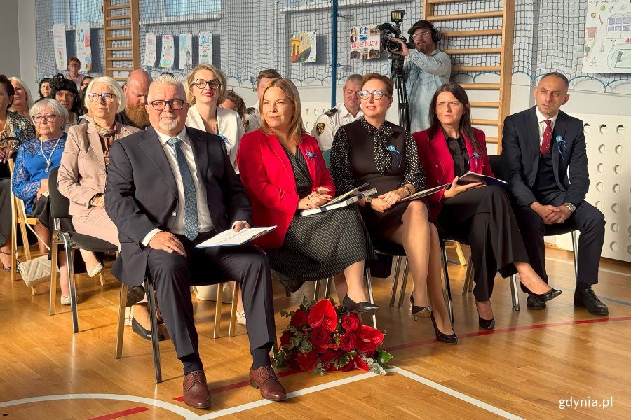 Ludzie podczas uroczystości jubileuszu 90-lecia SP 10 w Gdyni