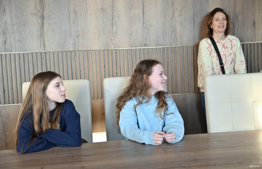 Dwie dziewyczynki za stołem