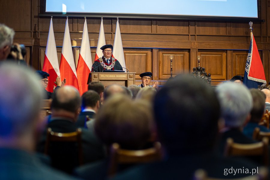 Prof. dr hab. inż. Krzysztof Wilde, rektor PG. Jeden z wyróżnionych studentów w tegorocznej edycji Nagrody im. prof. Romualda Szczęsnego. Inauguracja roku akademickiego 2025/2026 na Politechnice Gdańskiej (fot. Kamil Złoch)