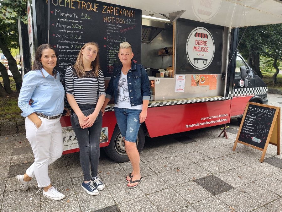 Ewa Koszałka, pani Kasia i pani Ania (od lewej) przy foodtrucku "Dobre Miejsce" // fot,. Aleksandra Dylejko