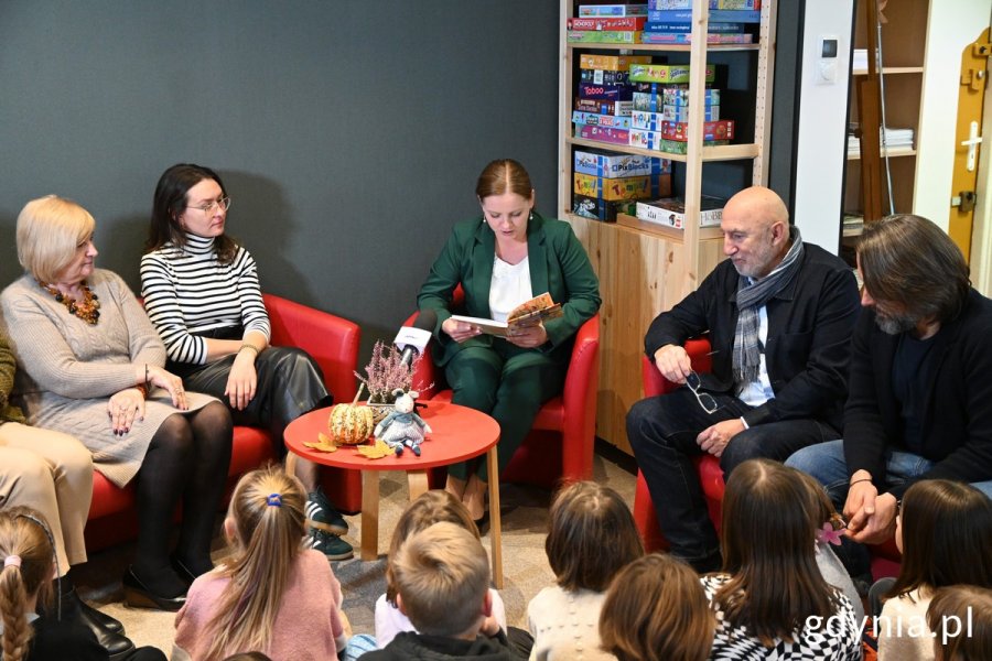 Dzieciom czytają m.in.: prezydent Aleksandra Kosiorek, dyrektor Teatru Muzycznego Igor Michalski i dyrektorka SP nr 13 – Jolanta Matulewicz