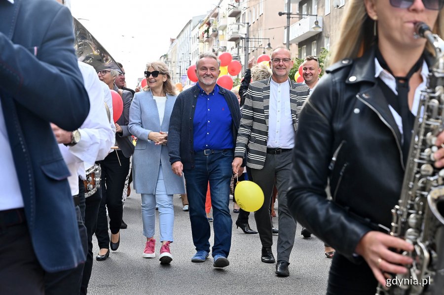 Od lewej: Kordian Kulaszewicz - prezes Fundacji Adaptacja, wiceprezydent Michał Guć, prezydent Wojciech Szczurek, Bożena Zglińska - dyrektorka Centrum Aktywności Seniora i Joanna Zielińska - przewodnicząca Rady Miasta Gdyni podczas przemarszu w ramach V Pomorskiego Dnia Seniora