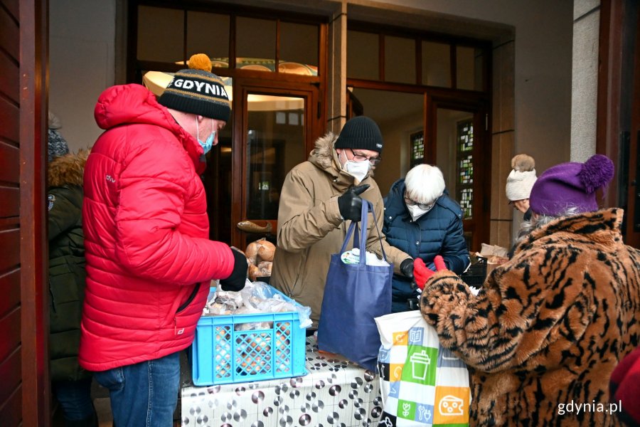 Osoby samotne i potrzebujące otrzymały świąteczne paczki. Wydawali je m.in. wiceprezydent Michał Guć i Joanna Zielińska - przewodnicząca Rady Miasta Gdyni // fot. Magdalena Czernek