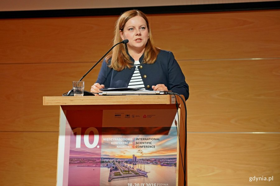 Prezydent Gdyni Aleksandra Kosiorek przemawiająca podczas drugiego dnia 10. edycji konferencji „Modernizm w Europie – modernizm w Gdyni” 