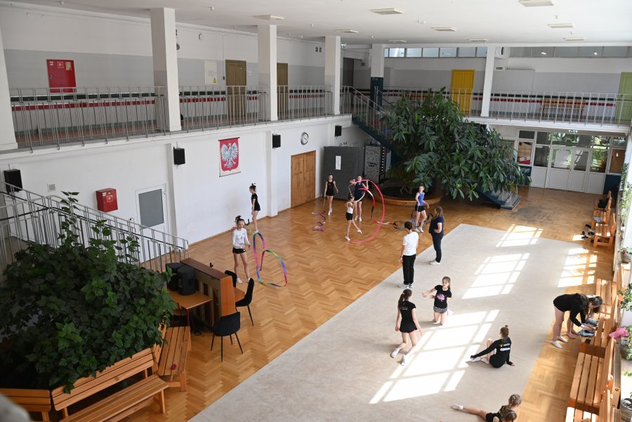 Uczennice SP 21 podczas zajęć gimnastycznych