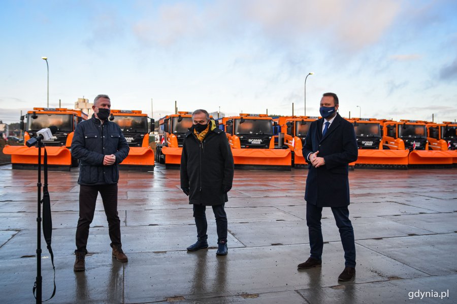 Uroczysta odprawa na bazie technicznej- od lewej: Wojciech Folejewski, dyr. ZDiZ, Wojciech Szczurek, prezydent Gdyni oraz Marek Łucyk, wiceprezydent Gdyni ds. rozwoju // fot. gdynia.pl