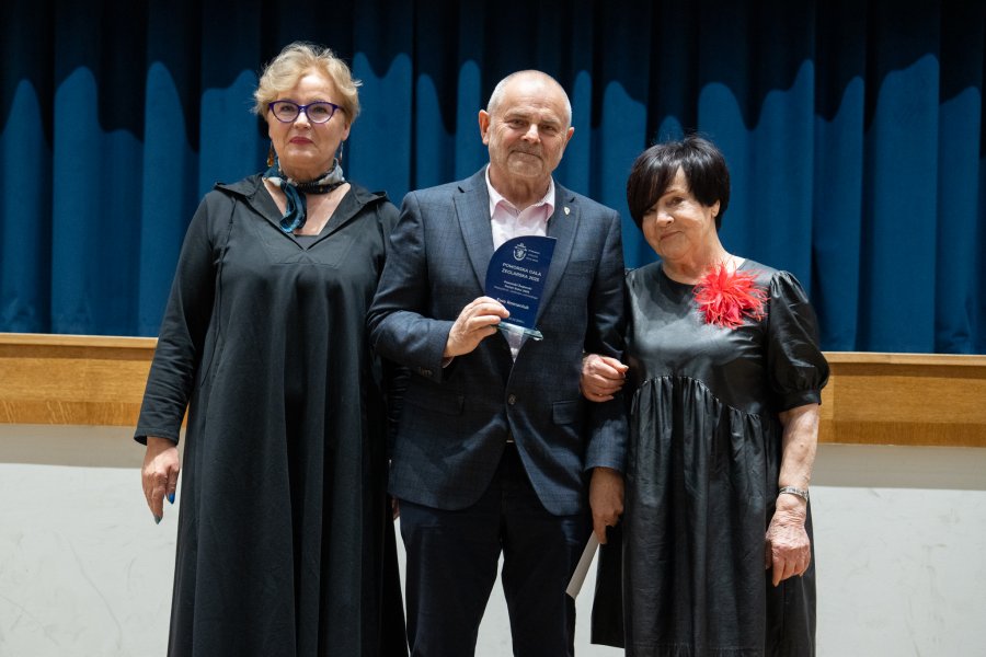 Teresa Bysewska wraz z reprezentantami MKŻ Arka Dariuszem Dołęga i Ireną Lutomską (od lewej) (fot. Jacek Sowa)