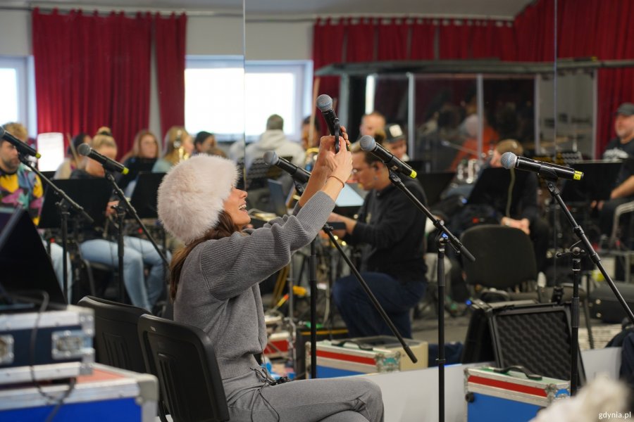 Natalia Szroeder podczas pr&oacute;by w warszawskim studiu nagrań