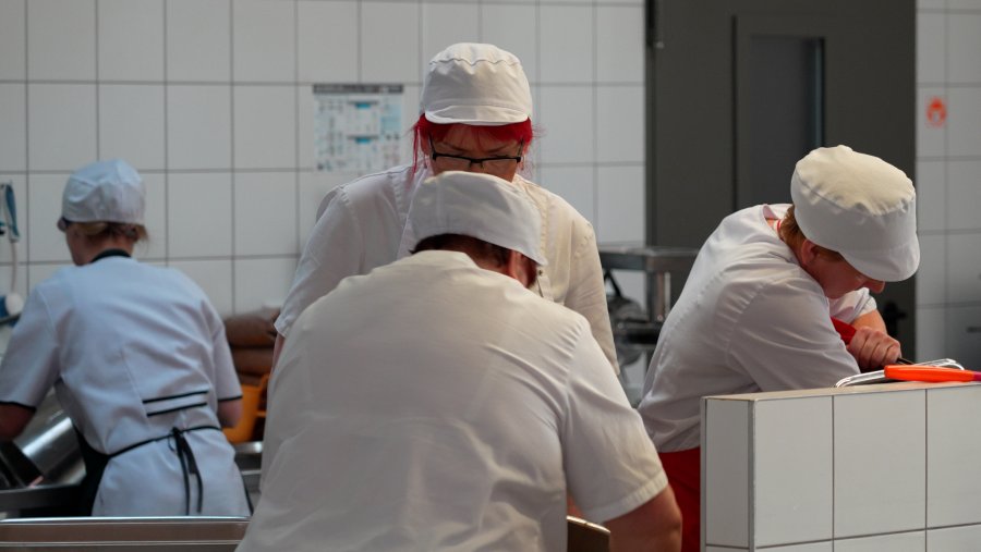 Załoga stoł&oacute;wki ZSO nr 8 podczas przygotowań posiłk&oacute;w