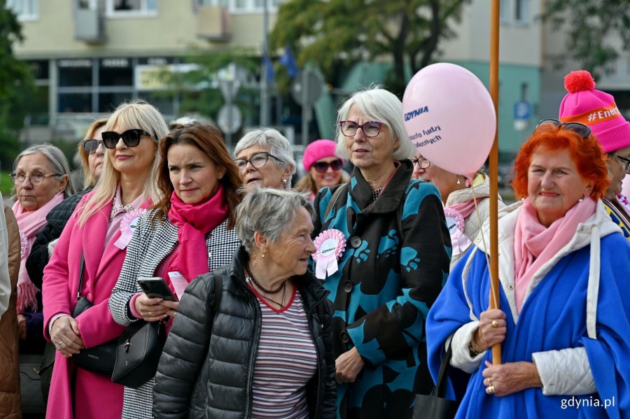 Uczestniczki Marszu R&oacute;żowej Wstążki zgromadzone przed Pomnikiem Polski Morskiej. Wśr&oacute;d nich m.in. radne Gdyni Joanna Zielińska i Anna Szpajer