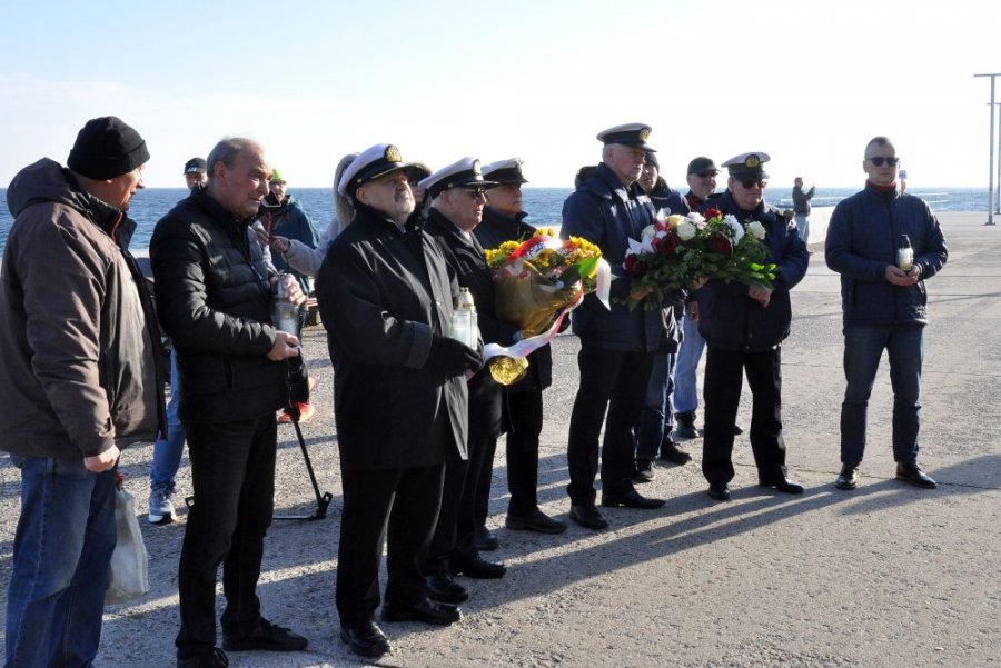 Uczestnicy uroczystości w hołdzie ludziom morza zgromadzeni pomnikiem „Tym, co odeszli na wieczną wachtę”