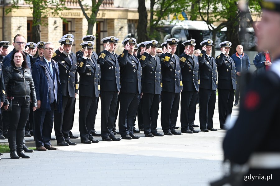 Od lewej: Jakub Ubych - wiceprzewodniczący Rady Miasta Gdyni, Zenon Roda - radny Gdyni i salutujący przedstawiciele Marynarki Wojennej podczas uroczystości z okazji Dnia Weterana Działań poza Granicami Państwa oraz Międzynarodowego Dnia Uczestników Misji Pokojowych ONZ // fot. Michał Puszczewicz