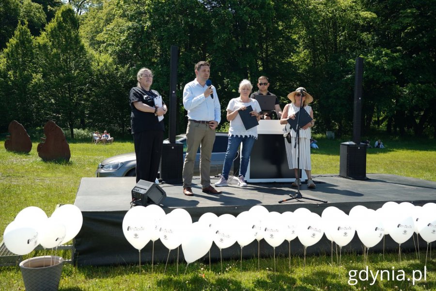 Na zdjęciu m.in.: wiceprezydent Gdyni Maciej Zielonka, dyrektorka OTOZ Animals Schroniska „Ciapkowo” Ewa Gebert i Joanna Grajter (fot. Magdalena Starnawska)