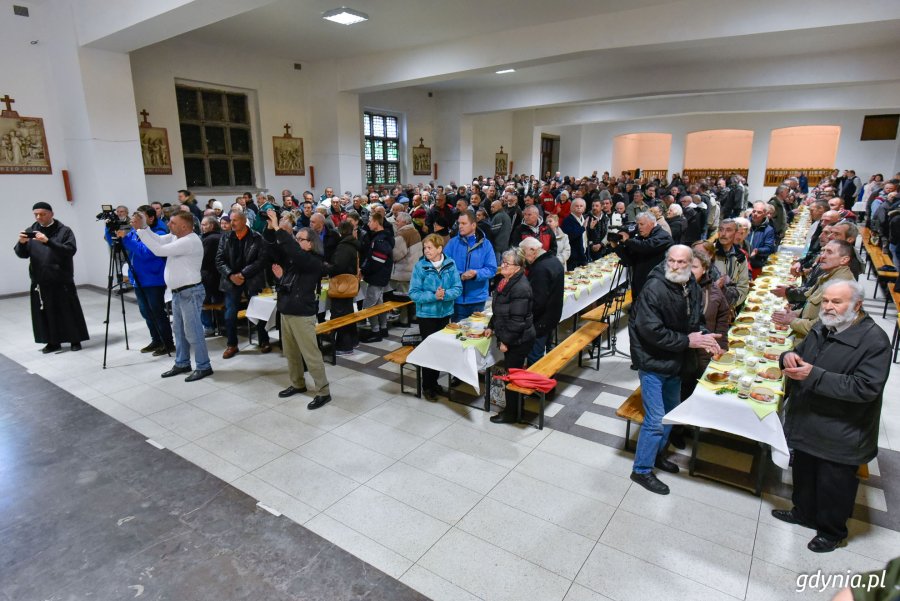 Gdyńskie śniadanie wielkanocne dla samotnych i potrzebujących, fot. Dawid Linkowski