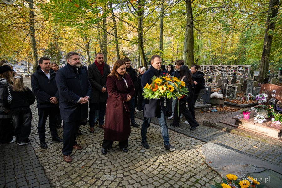 25. rocznica śmierci Franciszki Cegielskiej. Władze miasta oraz radni składają kwiaty przed grobem Franciszki Cegielskiej. W pierwszy rzędzie Tadeusz Szemiot, przewodniczący Rady Miasta Gdyni, Aleksandra Kosiorek, prezydent Gdyni oraz Norbert Anisowicz, radny miasta Gdyni (fot. Kamil Złoch)