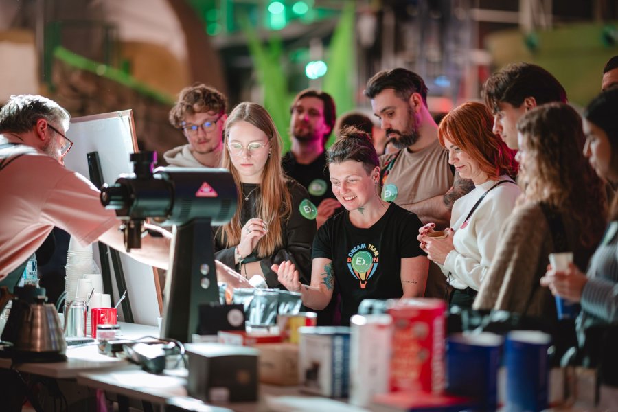 Uczestnicy badali smak kawy względem m.in. warunk&oacute;w upraw i parzenia, oraz wpływ kofeiny na organizm.