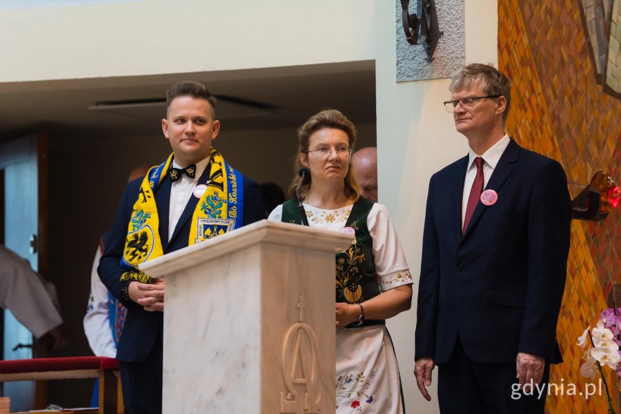 W kościele uczestnik&oacute;w zjazdu powitali: wiceprezydent Gdyni Rafał Geremek, Bożena Ugowska, prezes Zrzeszenia Kaszubsko-Pomorskiego i Adam Labuhn, prezes gdyńskiego oddziału Zrzeszenia Kaszubsko-Pomorskiego