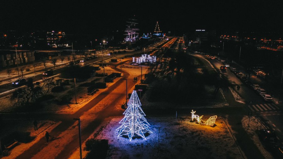 iluminacje świąteczne w Gdyni, widok na miasto z góry, choinka 