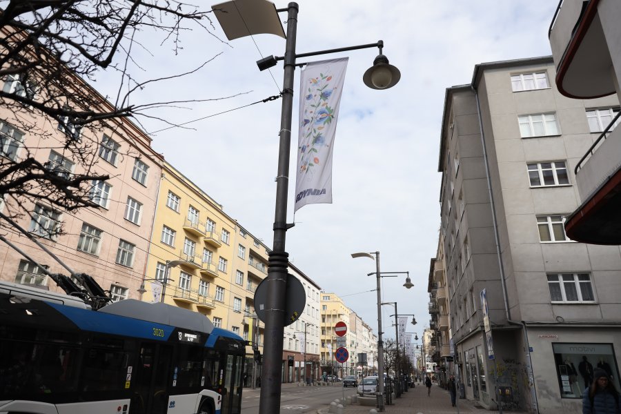 Na ulicy Świętojańskiej zawisły flagi w kaszubskich barwach i z motywem kaszubskiego haftu z okazji Dnia Jedności Kaszub&oacute;w 