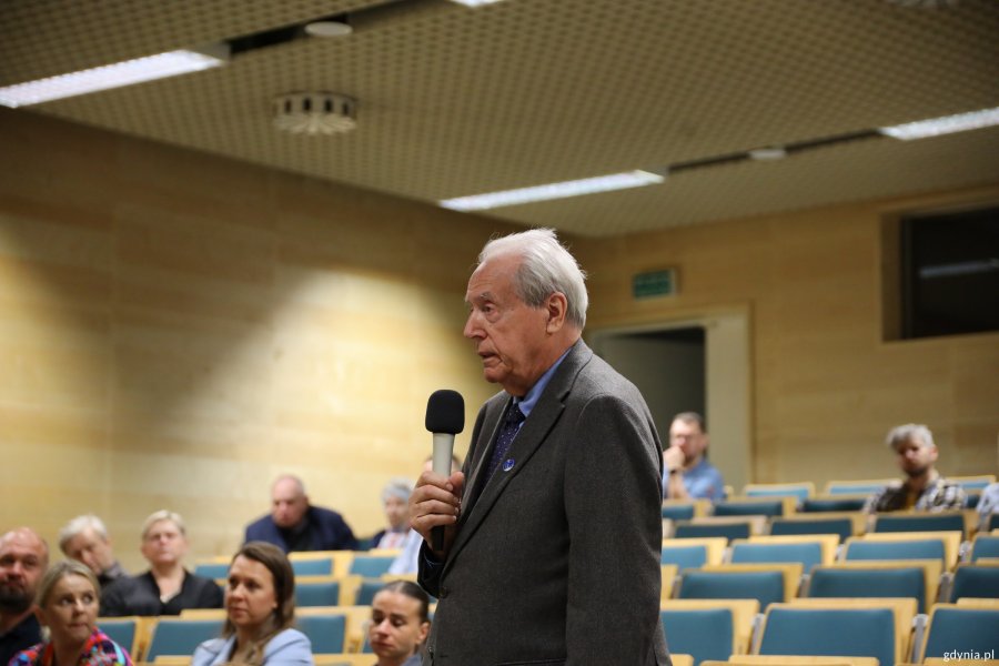 Przy mikrofonie Andrzej Krajniak ze Stowarzyszenia Gdynian Wysiedlonych