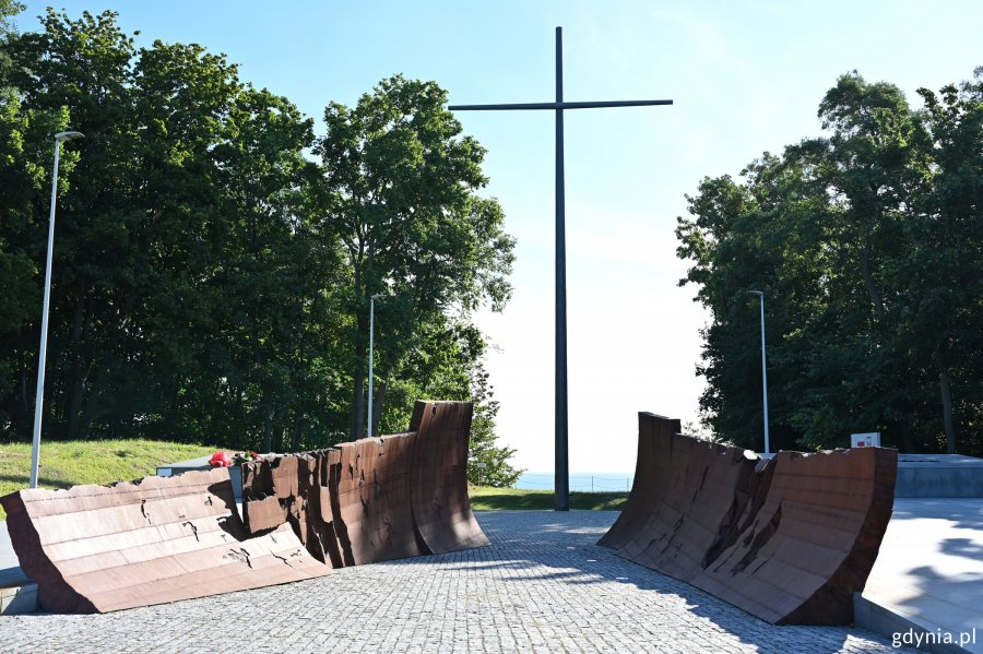Kwatera Pamięci z krzyżem na Cmentarzu Marynarki Wojennej 