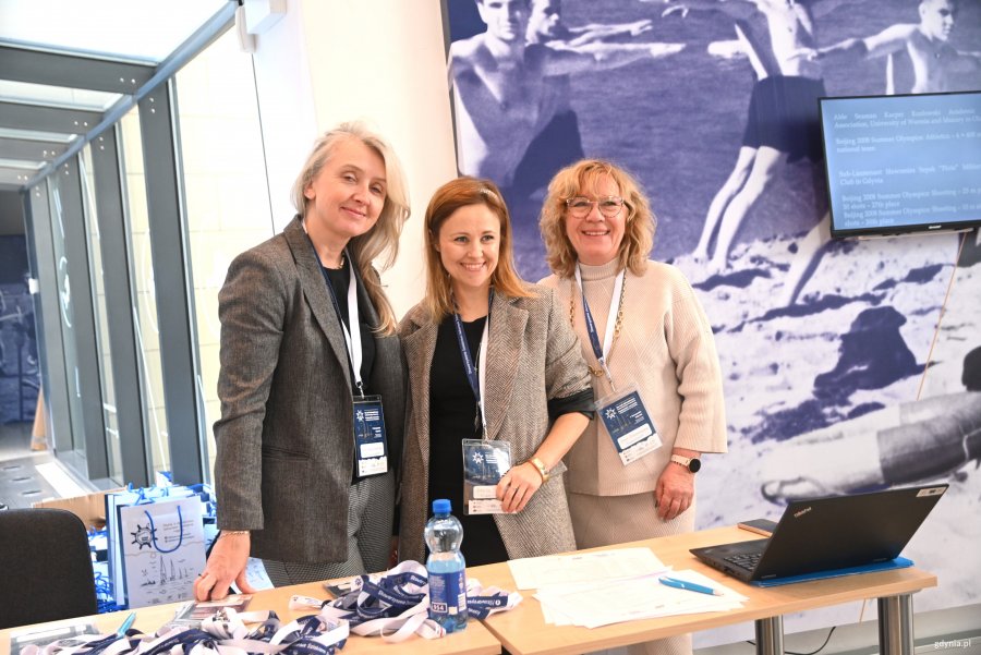 Trzy kobiety z identyfikatorami