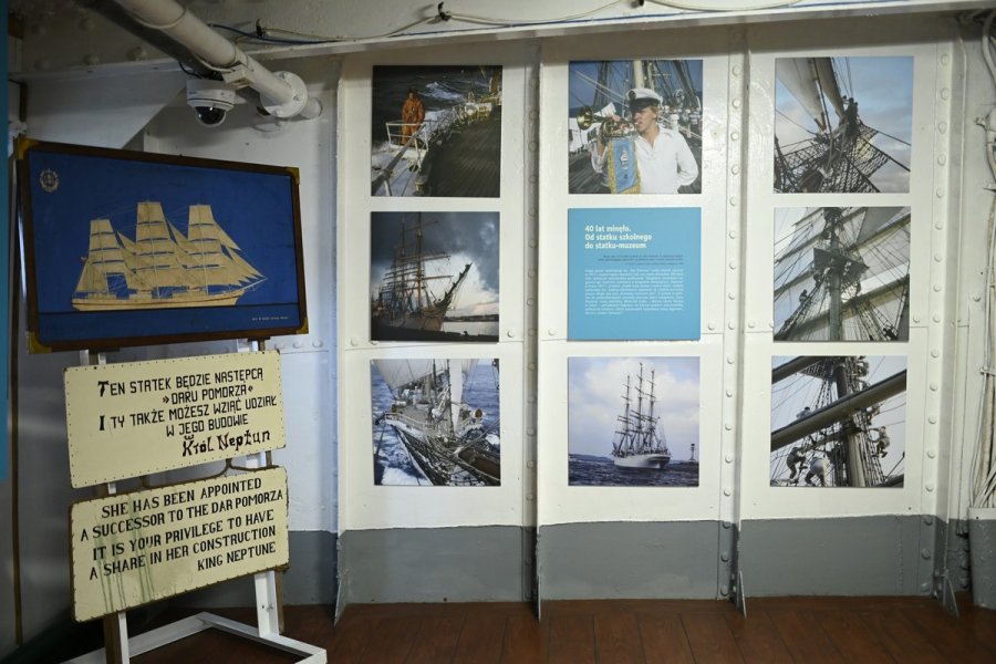 Trzy tablice z archiwalnymi zdjęciami sprzed 40 lat przybliżającymi historię początków „Daru Pomorza” jako statku-muzeum // fot. Narodowe Muzeum Morskie