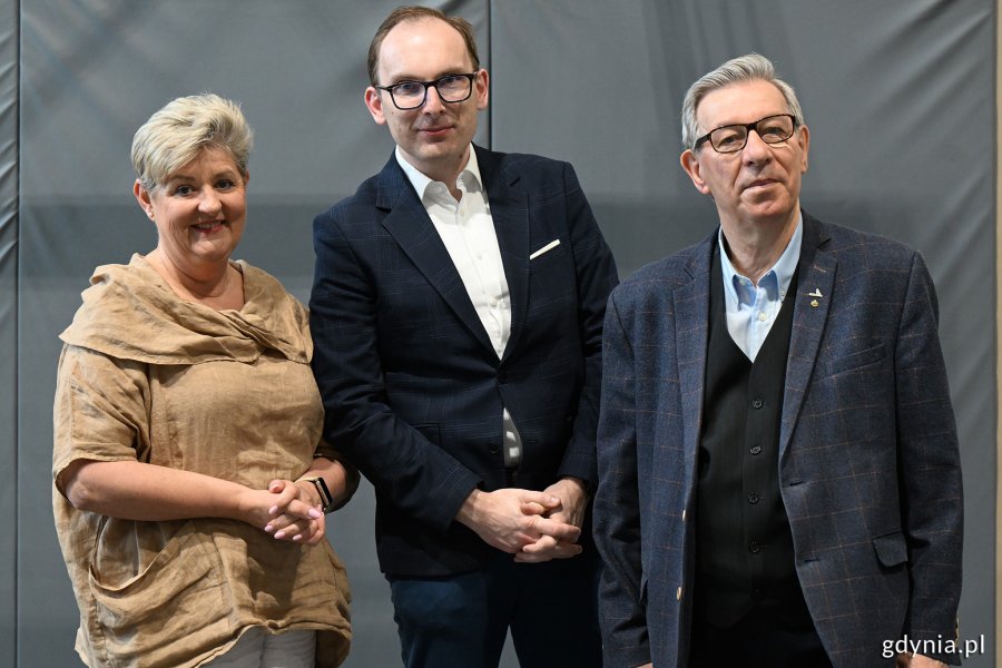 Radny Gdyni Jakub Ubych (w środku) w towarzystwie mieszkańców: Elżbiety Raczyńskiej i Zenona Rody