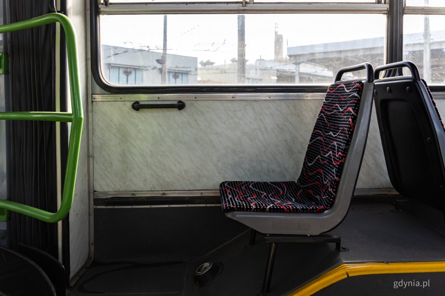 Wnętrze Ikarusa 280T, kt&oacute;ry już znajduje się na zajezdni PKT w Gdyni (fot. Kamil Złoch)