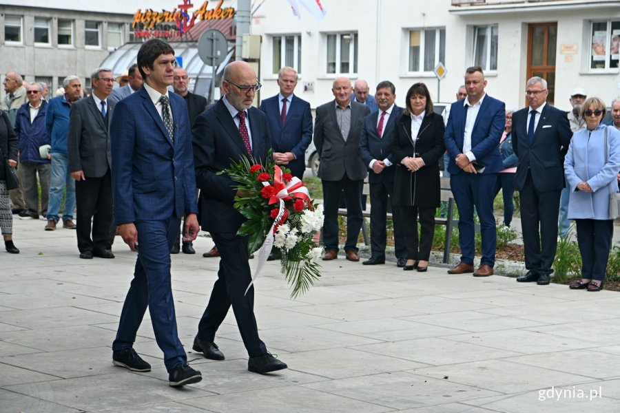 Od prawej: Andrzej Kołodziej - prezes Fundacji Pomorska Inicjatywa Historyczna i Michał Kanikuła - dyrektor Fundacji Pomorska Inicjatywa Historyczna składają kwiaty  przed pomnikiem Ofiar Grudnia 1970 roku na placu Wolnej Polski podczas obchodów 43. rocznicy strajków sierpniowych i podpisania porozumień sierpniowych // fot. Magdalena Czernek