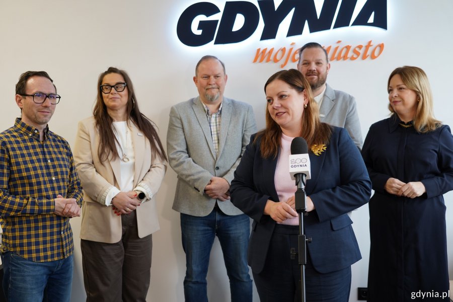 W oficjalnym otwarciu punktu udział wzięli m.in.: prezydent Aleksandra Kosiorek, wiceprezydentka Oktawia Gorzeńska, radny miasta Łukasz Strzałkowski, radni dzielnicy Obłuże: przewodniczący Maciej Dobbek oraz wiceprzewodniczący Izabela Procelli-Szynwelska i Marek Urbaniak