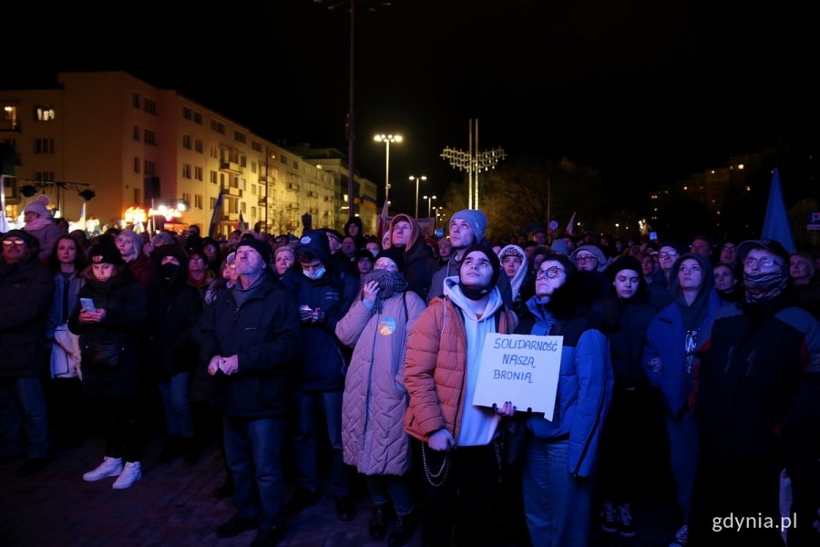 Mieszkańcy Gdyni, wśród nich dzieci, zgromadzeni wieczorem przed budynkiem Urzędu Miasta Gdyni protestują przeciw wojnie w Ukrainie trzymając antywojenne hasła.