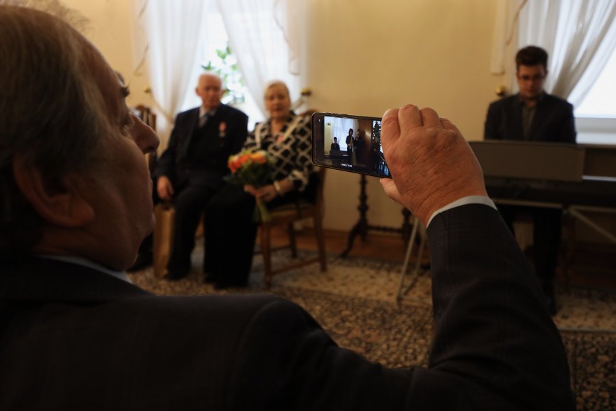 Wiceprezydnt Gdyni ds. rozwoju Marek Łucyk wraz z nagrodzonymi parami / fot. M. Kozłowski