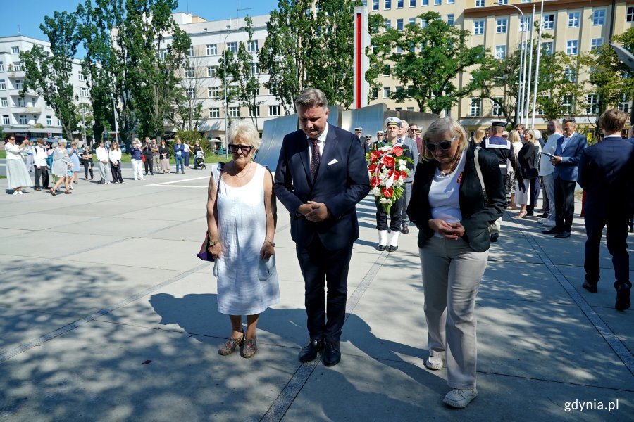 Poseł Michał Kowalski składający kwiaty przed pomnikiem podczas uroczystości upamiętniających 81. rocznicę wybuchu powstania warszawskiego