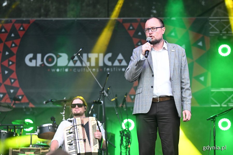 Rozpoczęcie festiwalu Globaltica. Przemawia Mariusz Bzdęga, dyrektor zarządzający ds. kultury i aktywności mieszkańc&oacute;w. (fot. Michał Puszczewicz/gdynia.pl) 