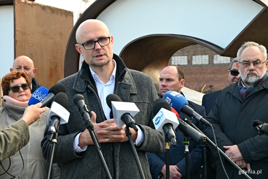Wiceprezydent Gdyni Bartłomiej Austen w towarzystwie parlamentarzystów i samorządowców z Pomorza podczas briefingu na temat ustawy metropolitalnej