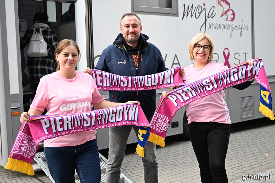 Prezydent Gdyni Aleksandra Kosiorek oraz wiceprezydenci Oktawia Gorzeńska i Tomasz Augustyniak przy mammobusie przed różowym meczem 