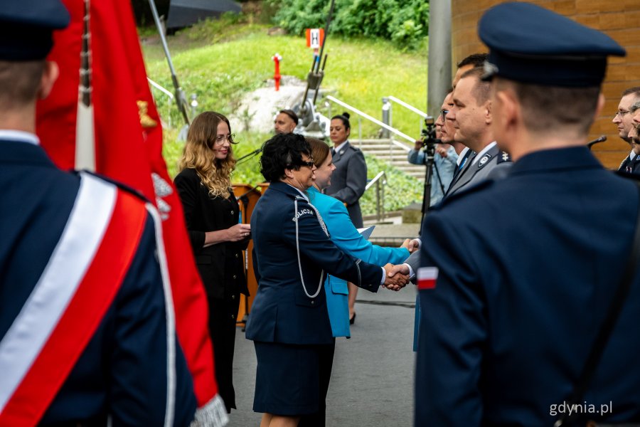 Obchody Święta Policji dla funkcjonariuszy Komendy Miejskiej Policji w Gdyni i Komendy Miejskiej Policji w Sopocie w Operze Leśnej - mł. insp. Beata Nienadowska i prezydent Gdyni Aleksandra Kosiorek wręczają nagrody (fot. Kamil Złoch)