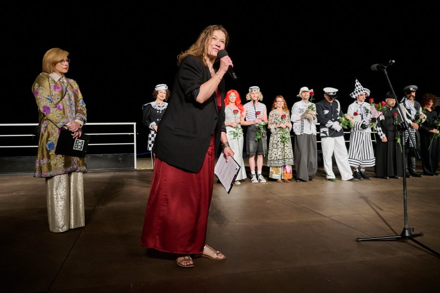 Na scenie dyrektorka Teatru Miejskiego w Gdyni Marta Miłoszewska, jej zastępczyni Katarzyna Renes i aktorzy