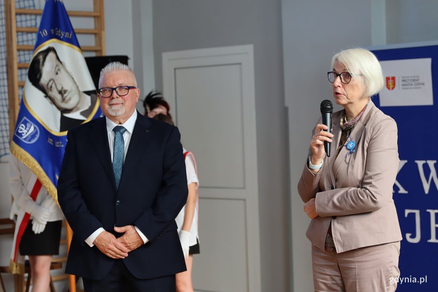 Ludzie podczas uroczystości jubileuszu 90-lecia SP 10 w Gdyni