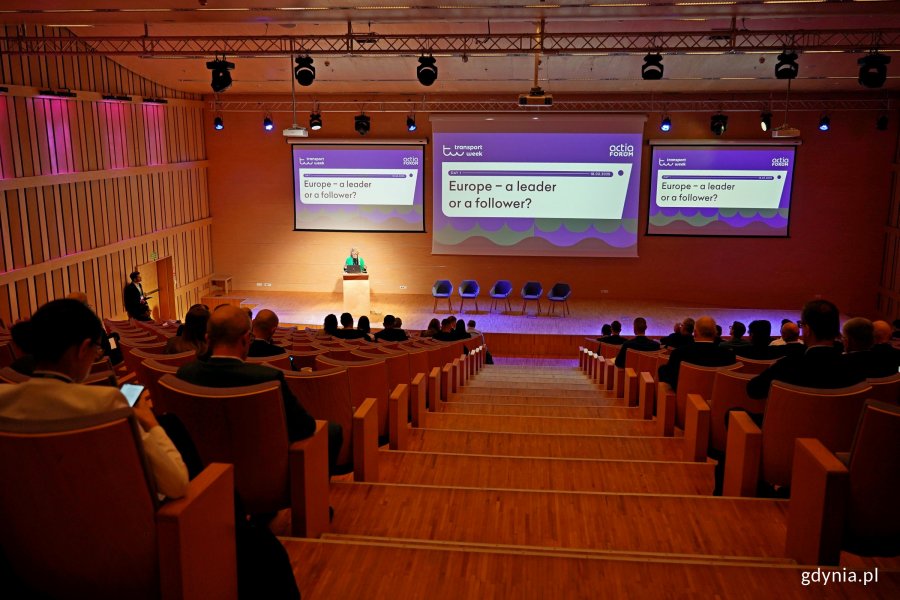 Isabelle Ryckbost​, sekretarz generalna Europejskiej Organizacji Portów Morskich, podczas otwarcia 14. edycji konferencji Transport Week