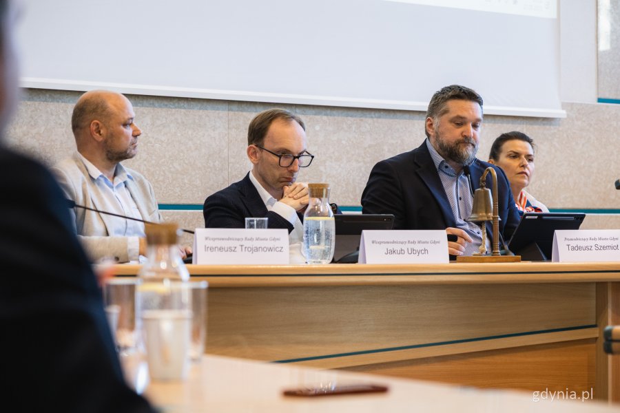 Nadzwyczajna sesja Rady Miasta Gdyni z dnia 20 maja 2025 roku – od lewej Ireneusz Trojanowicz, Jakub Ubych, Tadeusz Szemiot i Mariola Śrubarczyk-Cichowska (fot. Kamil Złoch)