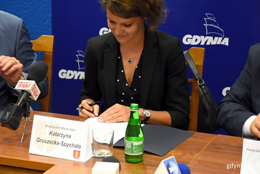 Katarzyna Gruszecka-Spychała, wiceprezydent Gdyni podpisuje list intencyjny, fot. Jan Ziarnicki