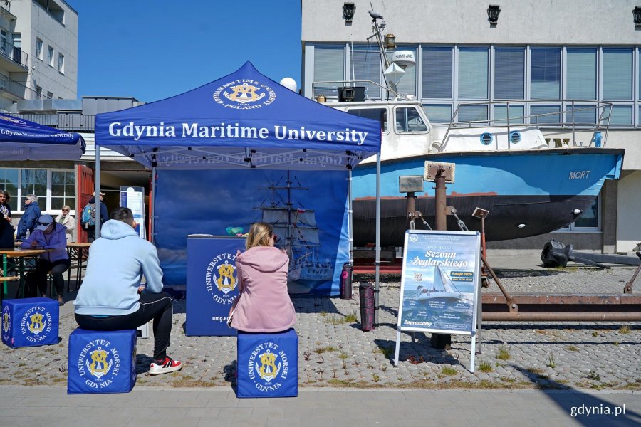 Stoisko informacyjne podczas otwarcia sezonu Ośrodka Żeglarstwa i Sport&oacute;w Wodnych Uniwersytetu Morskiego