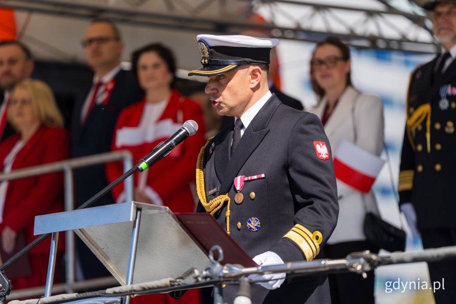 Kmdr por. Grzegorz Skwarek z Komendy Portu Wojennego Gdynia czyta list od ministra obrony narodowej